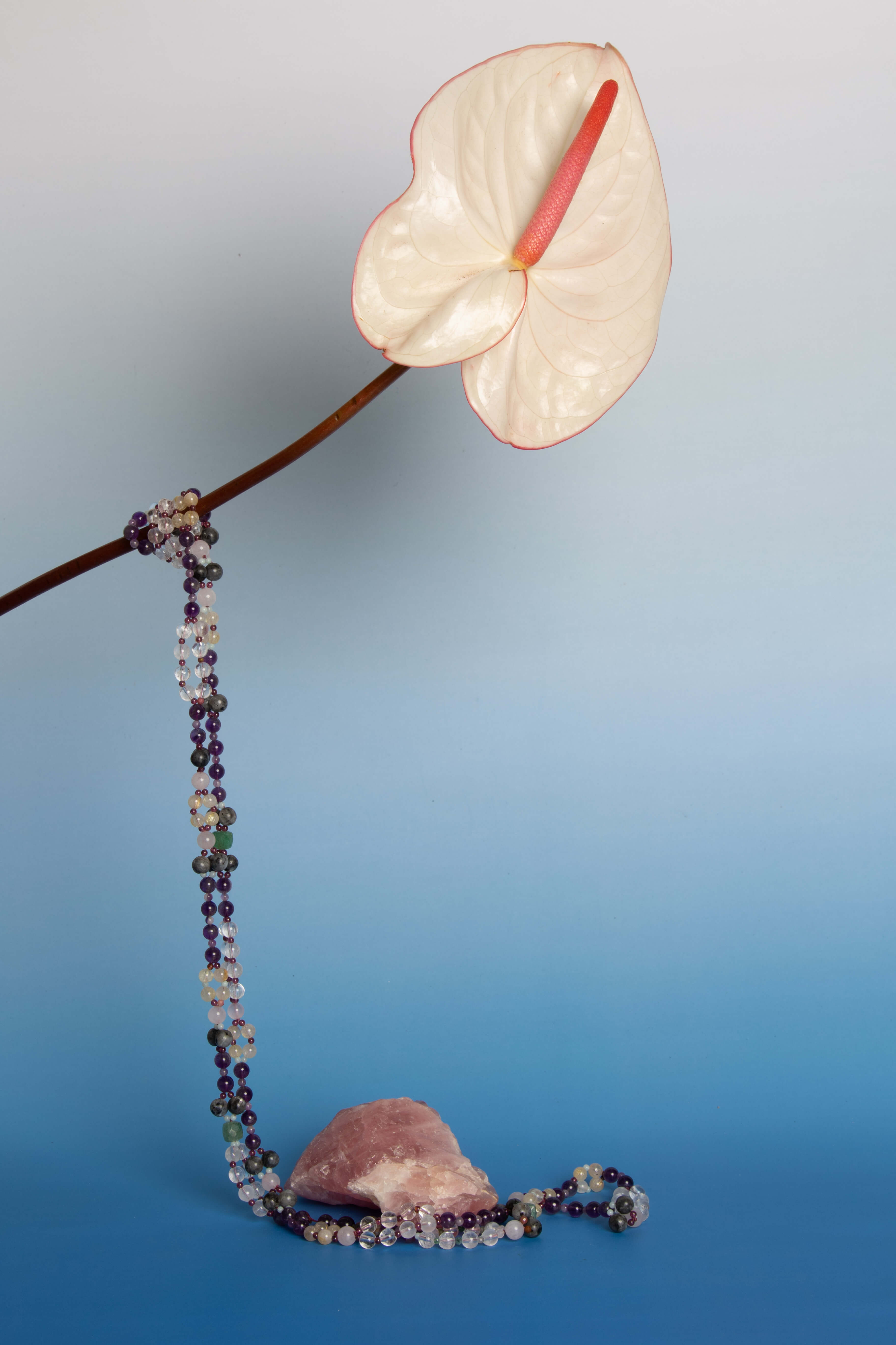 Colar de contas multicoloridas sobre fundo azul