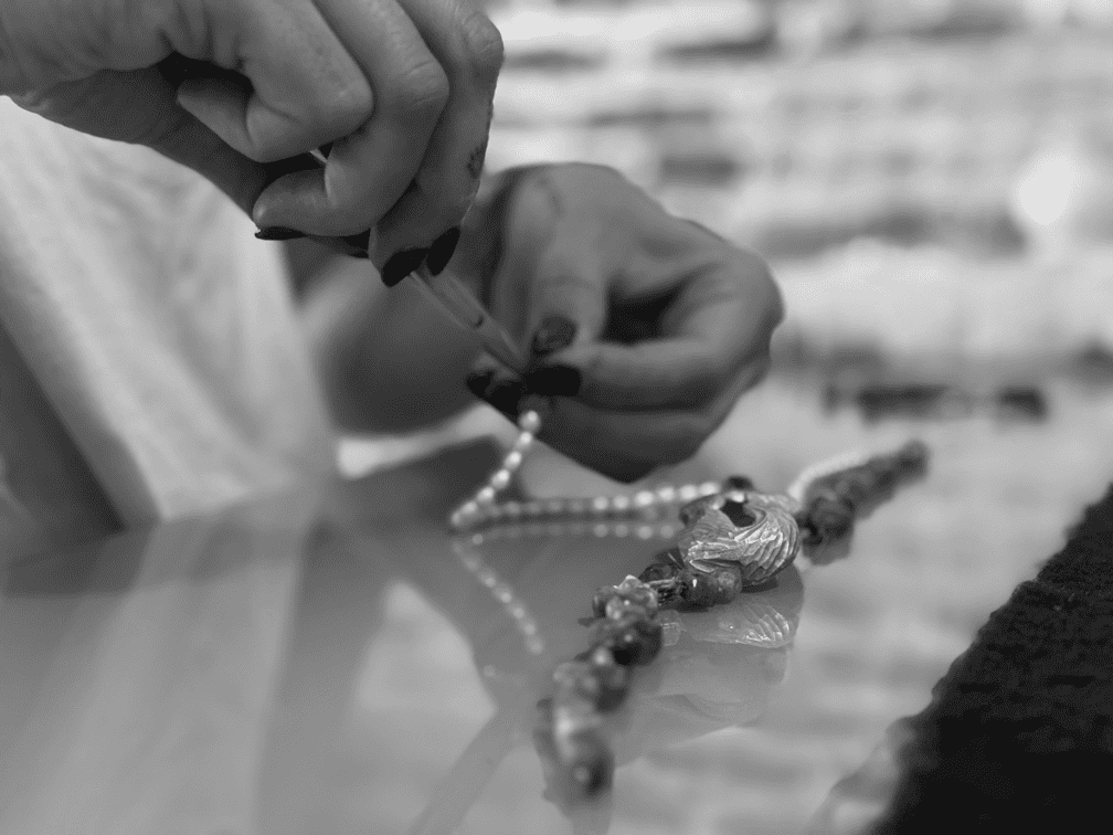 Mãos de artesão trabalhando joias