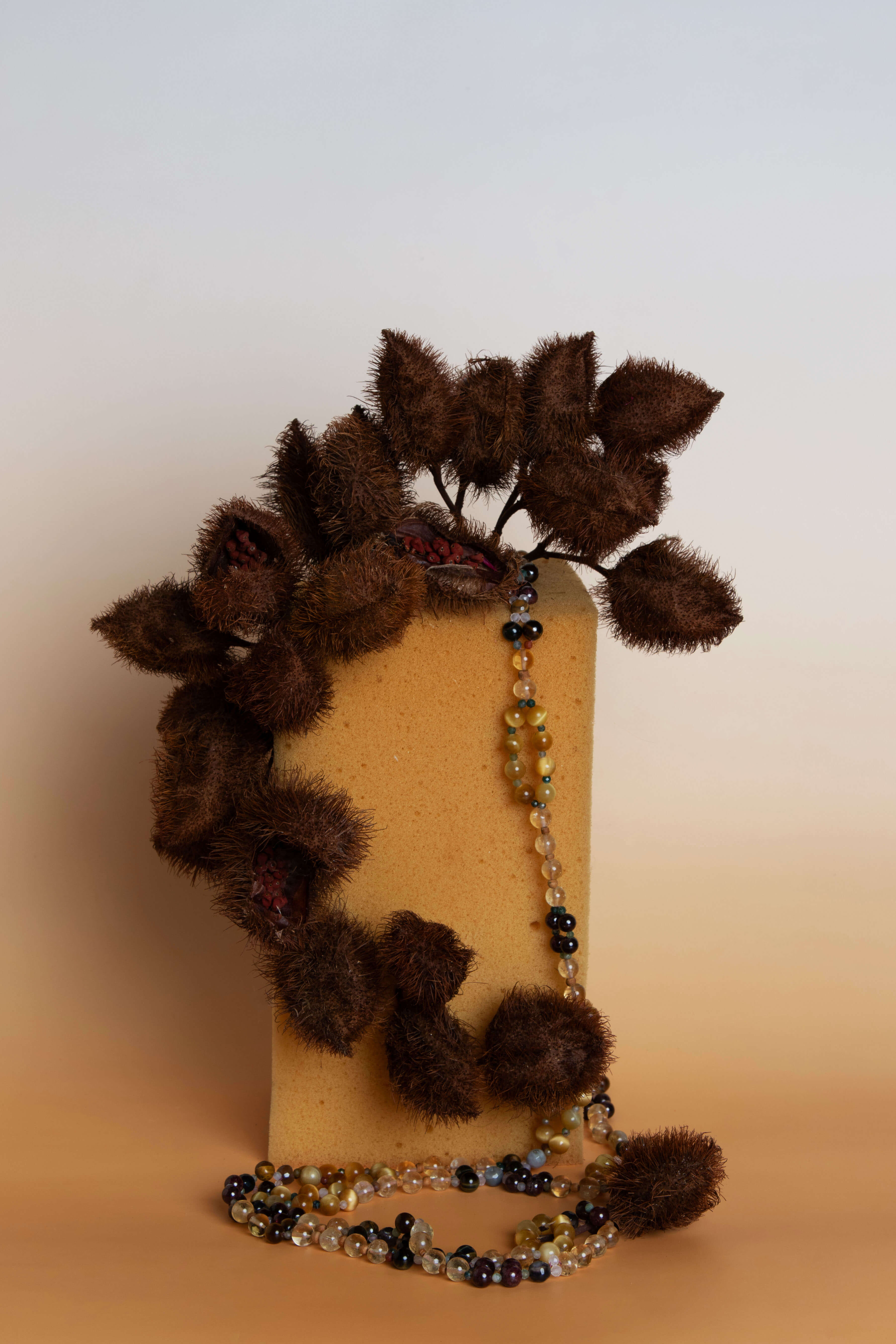 Colar com elementos naturais e folhas secas